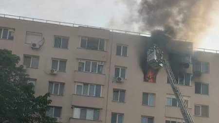 Incendiu puternic intr-un bloc cu opt etaje din Bucuresti! Doua persoane au murit, alte noua au primit <span style='background:#EDF514'>INGRIJIRI</span> medicale, inclusiv un copil