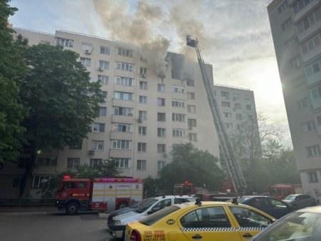 Incendiu intr-un bloc din Bucuresti. O persoana a murit, altele primesc <span style='background:#EDF514'>INGRIJIRI</span> medicale