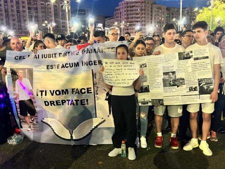 Protest in Piata Victoriei: Cerere de justitie pentru victimele accidentului din 2 Mai! Pa<span style='background:#EDF514'>SCULE</span>, esti un criminal