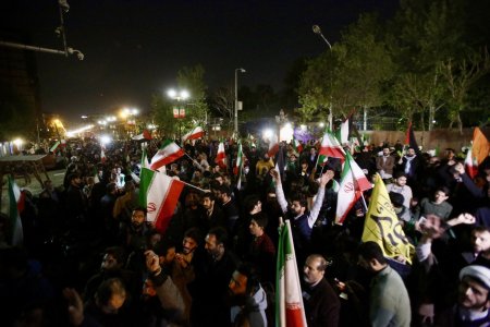 Mii de iranieni au iesit in strada sa sarbatoreasca atacul asupra Israelului. Ce au scandat oamenii