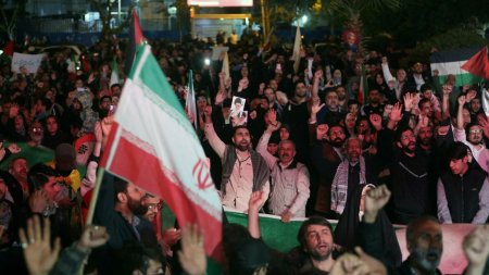 Mii de persoane au iesit pe strazile din Iran in semn de sustinere pentru atacul asupra Israelului. FOTO & VIDEO