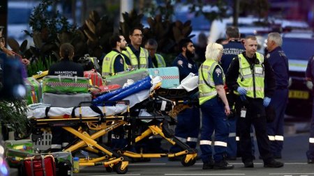 Autorul <span style='background:#EDF514'>MASACRUL</span>ui din mall de la Sydney care a injunghiat mortal 6 persoane si a ranit 12 avea probleme de sanatate mintala