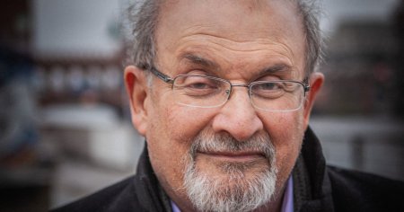 Victima a unui atac sangeros, <span style='background:#EDF514'>SCRIITOR</span>ul Salman Rushdie spune ca supravietuirea sa a fost un miracol: Nu-mi pot explica