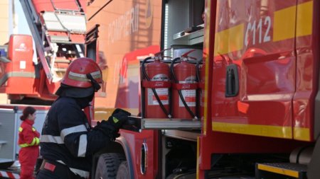 Incendiu puternic intr-un bloc din Bucuresti! Locatarii sunt evacuati prin exteriorul cladirii, cu autoscara | Exista mai multe victime