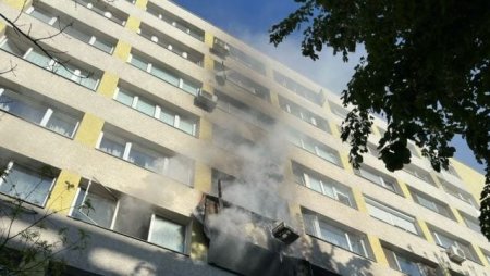 Incendiu intr-un bloc din Bucuresti. Oamenii au fost <span style='background:#EDF514'>EVACUATI</span> cu autoscara. 4 persoane au ajuns la spital