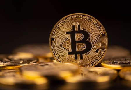 Bitcoin a scazut cu 7,9% pana la 61.842 de dolari