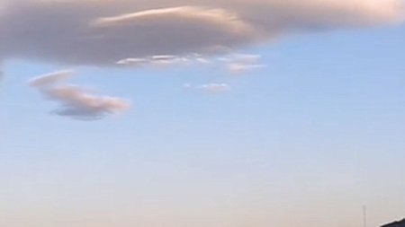 Fenomen inedit, pe cerul Romaniei. Nori OZN, surprinsi deasupra unui oras din Arges