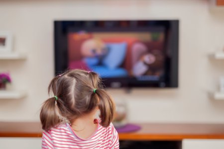 Televiziunile pentru copii sunt destul de mari in audiente si nu doar cei mici le urmaresc. Parintii stau pe-aproape, cu <span style='background:#EDF514'>TELECOMANDA</span>