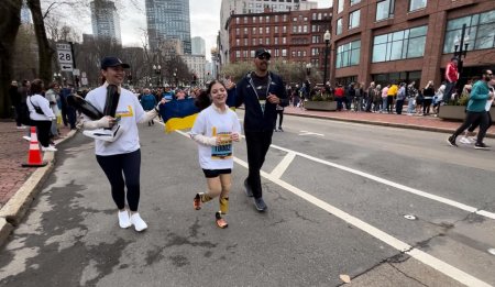 Iana, fetita de 12 ani care si-a pierdut picioarele in atacul de la Kramatorsk, a alergat 5 kilometri la <span style='background:#EDF514'>MARATONUL</span> de la Boston: Indestructibila