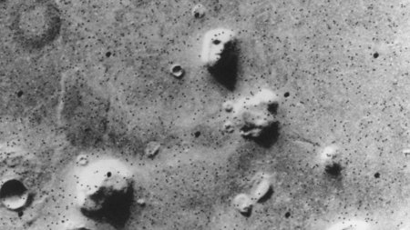 Descoperire uluitoare pe Marte. NASA a publicat o fotografie cu un chip uman de pe <span style='background:#EDF514'>PLANE</span>ta Rosie