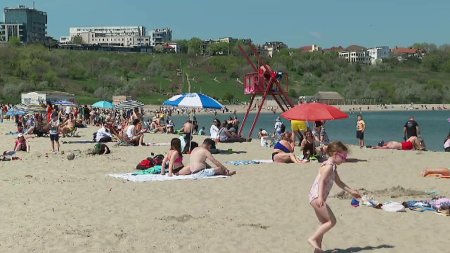 Vremea excelenta a adunat turisti pe litoral, dar si <span style='background:#EDF514'>LA MUNTE</span>. Am venit sa facem miscare, sa ne bronzam
