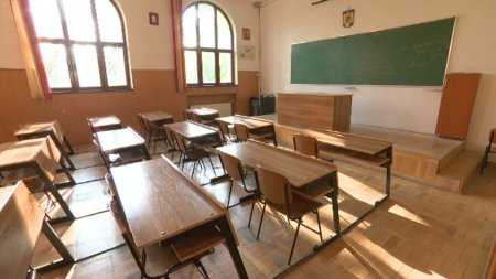 Ministerul Educatiei le cere parintilor sa-i raporteze pe <span style='background:#EDF514'>DASCALII</span> care chiulesc de la ore. Venea o data pe luna la ora