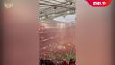 Imagini <span style='background:#EDF514'>SENZATIONAL</span>e cu suporterii lui Leverkusen invadand terenul dupa ce Xabi Alonso le aduce primul titlu din istorie