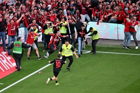 Bayer Leverkusen, campioana a Germaniei pentru prima oara in istoria sa de 120 de ani. Fanii au intrat pe <span style='background:#EDF514'>GAZON</span>