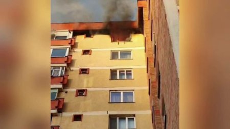 Incendiu puternic la <span style='background:#EDF514'>ETAJ</span>ul 10 al unui bloc din Piatra Neamt. De la ce a pornit