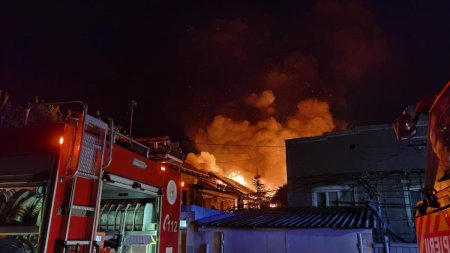 Incendiu violent la Tulcea: au ars mai multe dependinte de pe trei proprietati, o anexa si o locuinta