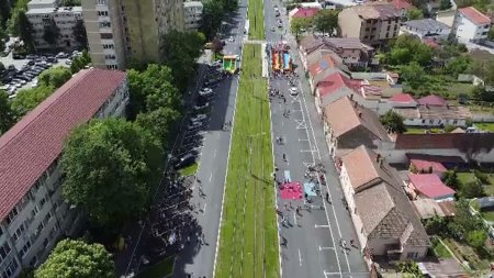Bulevardul Cetatii din Timisoara a devenit pietonal timp de 10 ore. <span style='background:#EDF514'>SOSEA</span>ua a fost luata cu asalt de copii si parinti