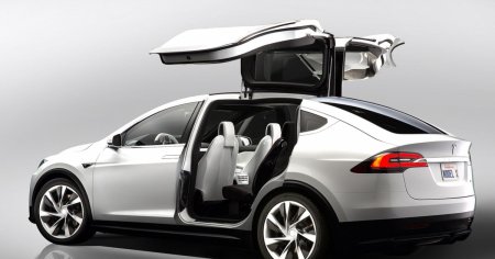 Tesla, data in judecata dupa ce un <span style='background:#EDF514'>COPIL DE 2 ANI</span> a lovit-o pe mama sa cu o masina Model X. Este defect