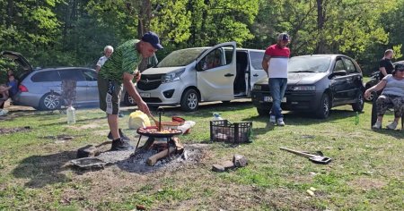 Antrenament pentru gratarele de 1 Mai si Paste. Turistii au navalit pe pajistile abia in<span style='background:#EDF514'>VERZI</span>te VIDEO