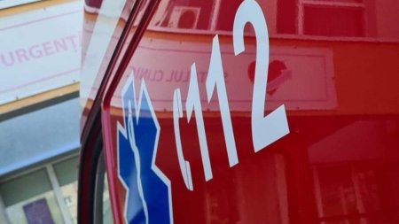 Un pacient s-a urcat pe geam si a cazut de la etajul al treilea al unui spital din Satu Mare. Personalul nu a intervenit, ci a sunat la 112