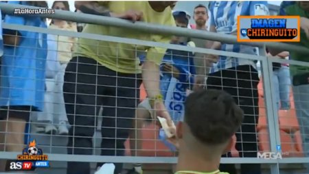 Unui fotbalist spaniol i s-au oferit bani pentru <span style='background:#EDF514'>TRICOU</span>l sau. Ce reactie a avut mijlocasul fata de fanul insistent!