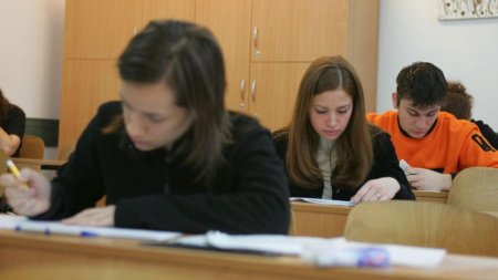Romania, pe ultimul loc in UE la <span style='background:#EDF514'>STUDII</span> superioare. Care sunt cei mai educati europeni