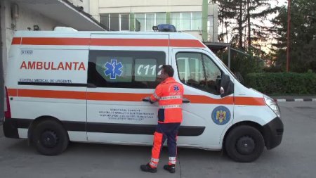 VIDEO socant. Momentul in care <span style='background:#EDF514'>O FETITA</span> in varsta de 2 ani cade de la etajul unui bloc in Bucuresti. Un obiect ar fi salvat-o