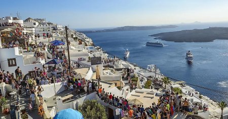 Turismul asigura o trime din PIB-ul Greciei si cele mai multe <span style='background:#EDF514'>LOCURI DE MUNCA</span> din tara