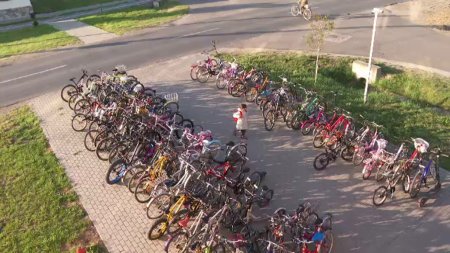 <span style='background:#EDF514'>LOCALITATEA</span> din Romania in care bicicleta este principalul mijloc de transport. Rastelele au devenit neincapatoare