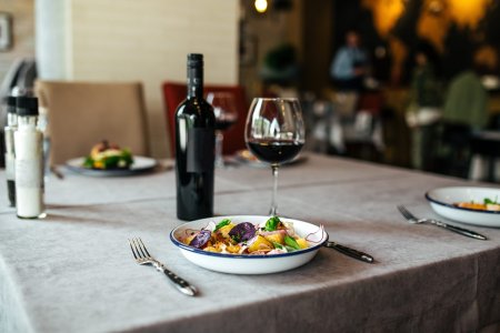 „De<span style='background:#EDF514'>TOXI</span>fiere” la un restaurant din Verona: clientii care renunta la telefonul mobil primesc o sticla de vin gratuita