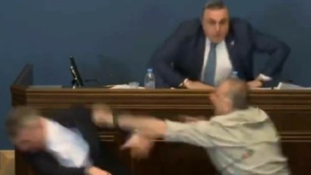 Proiectul de lege privind agentii straini a generat haosul in Parlamentul Georgiei. Alesii s-au batut mai <span style='background:#EDF514'>CEVA</span> ca in filme