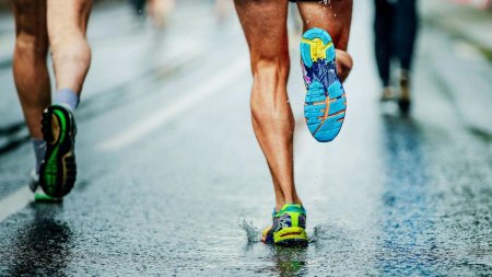 Organizatorii Semimaratonului <span style='background:#EDF514'>BEIJING</span> investigheaza daca un atlet chinez a fost lasat sa castige
