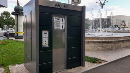 Nicusor Dan inchiriaza WC-uri. O afacere de  4 milioane Euro, cu furnizorul lui Boc si Coliban