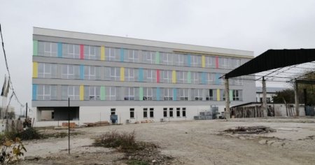 Cum a ajuns sa fie tinut un spital nou-nout cu <span style='background:#EDF514'>LACAT</span>ul pe usa patru ani. A costat peste trei milioane de euro