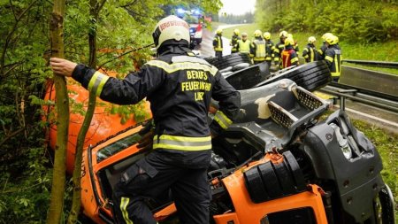 Un sofer roman care abia devenise tata a murit pe un drum din Austria, unde s-a rasturnat cu <span style='background:#EDF514'>BETO</span>niera si a fost strivit in cabina