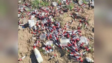 Pericol biologic in Dolj. Sute de flacoane cu sange au fost aruncate pe un camp