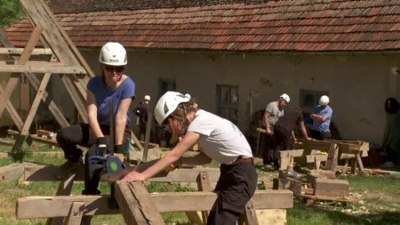 Doar 1 din 10 romani se implica in activitati de voluntariat. Totusi <span style='background:#EDF514'>SUNTEM</span> mai saritori cand un strain are nevoie de ajutor