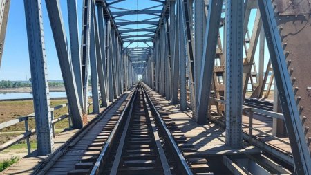 CFR anunta inc<span style='background:#EDF514'>EPERE</span>a lucrarilor la un pod peste Olt. Cum vor circula trenurile in perioada urmatoare