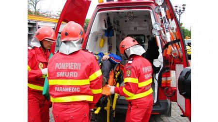 Un sofer a intrat pe contrasens si a lovit doua masini, in judetul Sibiu. Doi copii, de 3 si 9 ani, si o femeie au ajuns la spital