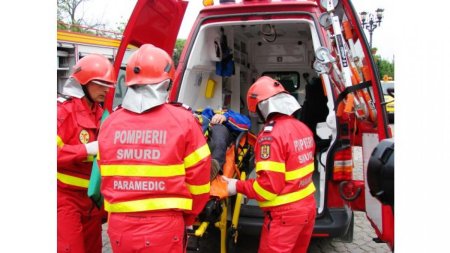 Un sofer a intrat pe contrasens si a lovit doua masini, in <span style='background:#EDF514'>JUDETUL SIBIU</span>. Doi copii, de 3 si 9 ani, si o femeie au ajuns la spital