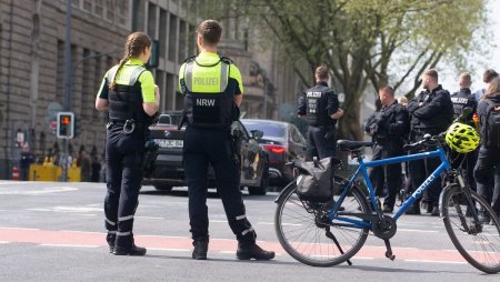 Locuitorii din doua orase germane au chemat politia, dupa ce s-au trezit cu mai multi barbati si femei la u<span style='background:#EDF514'>SILE</span> lor: Toti sunt romani