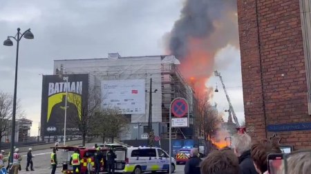 Incendiu de proportii uriase la Copenhaga: a luat foc Bursa Veche