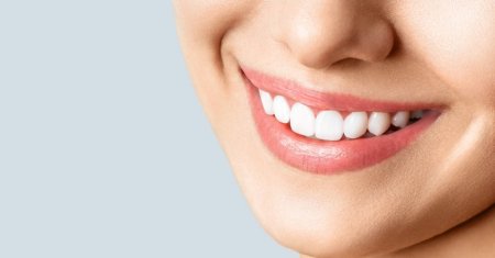 Trucul dezvaluit de un stomatolog care te scapa de petele de pe dinti cauzate de <span style='background:#EDF514'>CAFEA</span>