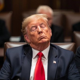 <span style='background:#EDF514'>VALURI</span> de ironii dupa ce Donald Trump a adormit la primul termen al procesului sau din New York. Sleepy Don este prea batran si slab pentru a fi presedinte