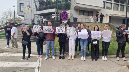 Dreptate pentru Sebi si <span style='background:#EDF514'>ROBERTA</span> | Protest in fata Tribunalului Constanta, in timp ce judecatorii decid daca il lasa liber pe Vlad Pascu