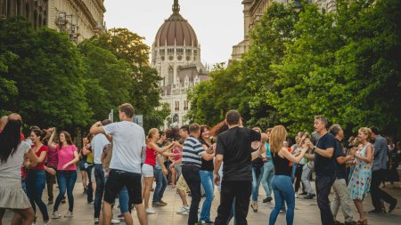 Tinerii sub 30 de ani din Ungaria primesc de la stat bani pentru chirii si naveta, iar angajatorii 50% din <span style='background:#EDF514'>SALA</span>riu