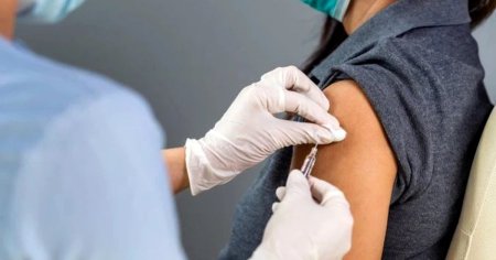 Liftiera de spital, capul unei retele de vaccinare la chiuveta. Fiul ii era complice