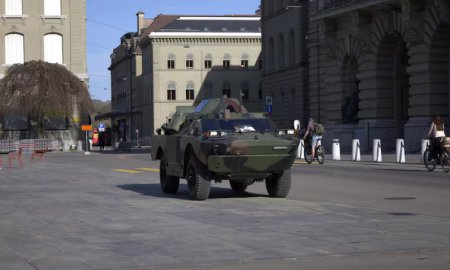 A trecut cu tancul prin fata Palatului <span style='background:#EDF514'>FEDERAL</span> din Berna. Cine conducea panzerul