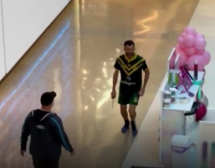 Barbatul care l-a confruntat pe cutitarul de la mall-ul din Sydney va primi cetatenia <span style='background:#EDF514'>AUSTRAL</span>iana