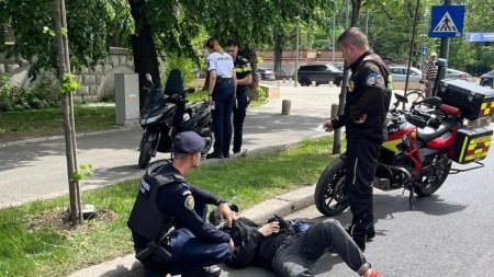 Un motociclist a avut un accident in centrul Capitalei. Patru jandarmi au intervenit imediat si l-au <span style='background:#EDF514'>SALVAT</span>